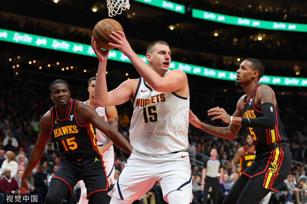 他在接受采 他在接受采