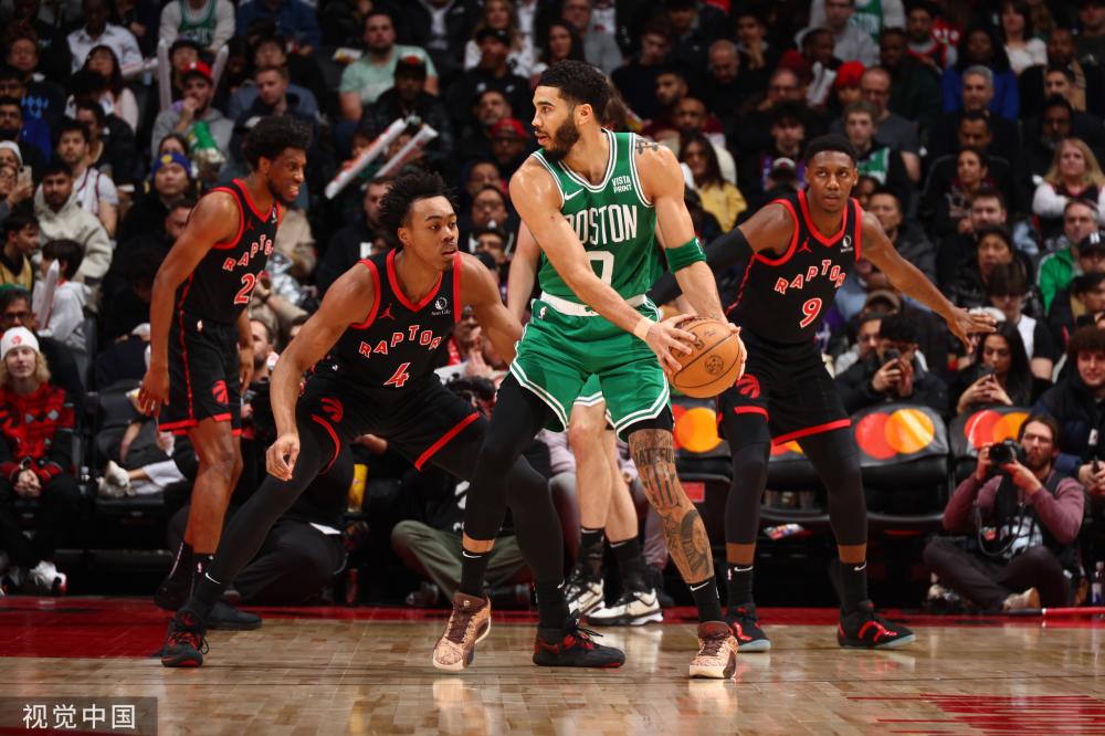 她不仅在前 她不仅在前